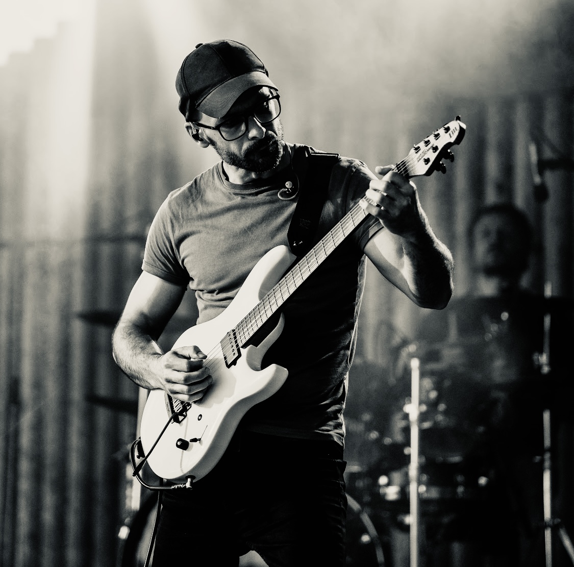 Matúš Jarkovský hrá na gitare